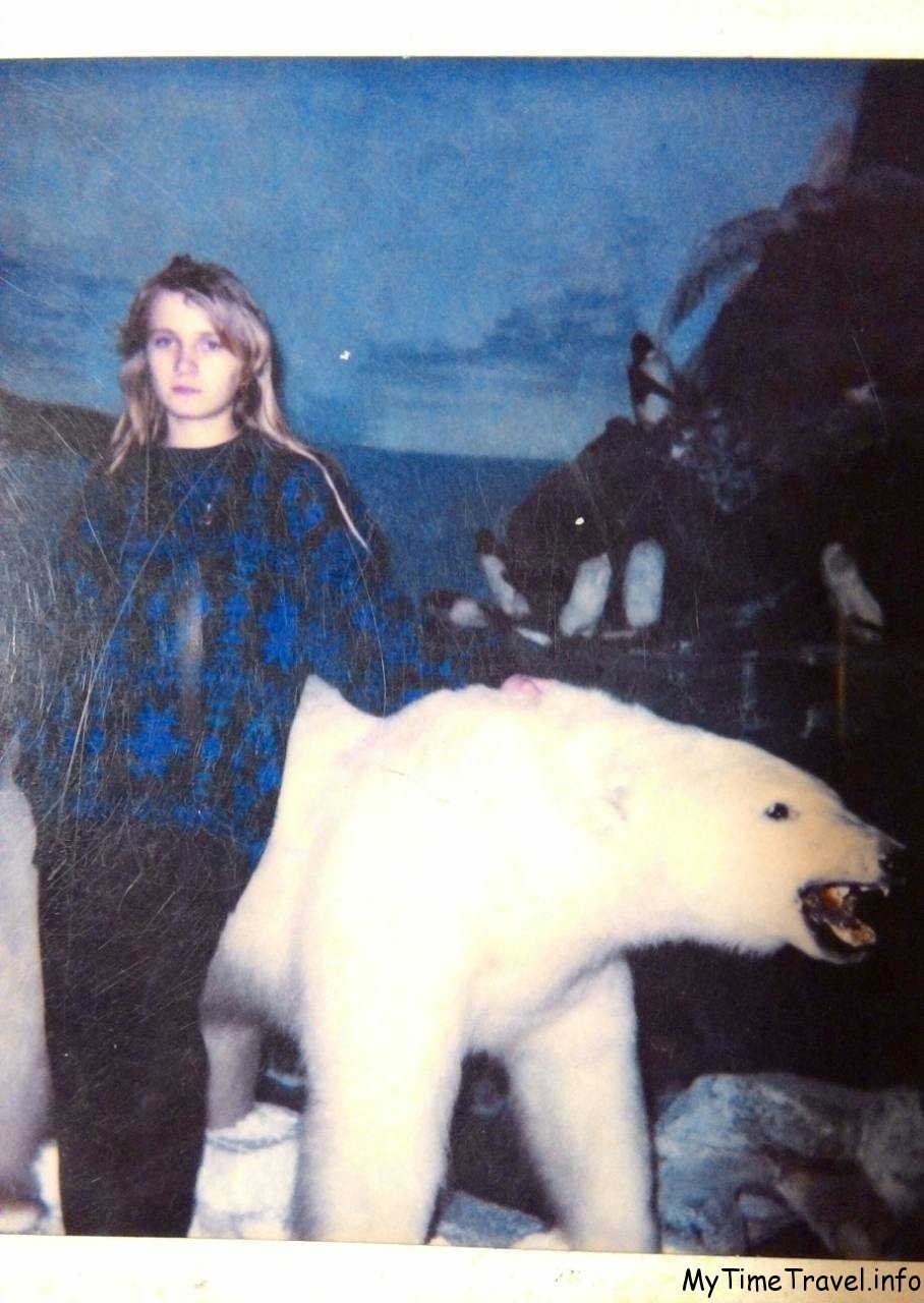 Девушка с белым медведем