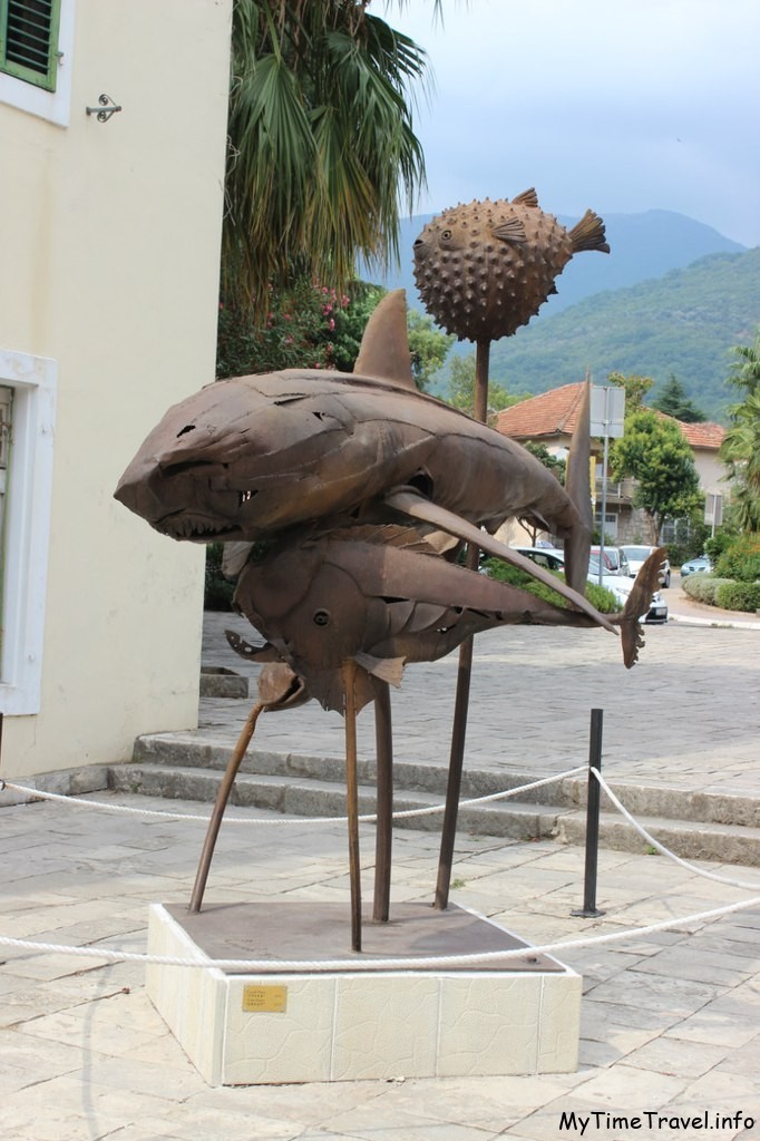 Скульптура рыб из металла