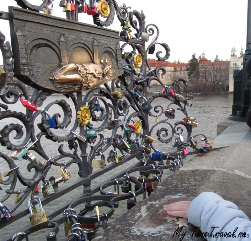 Памятник Яну Непомуцкому на Карловом мосту — положив ладонь на все 5 звезд можно загадать желание