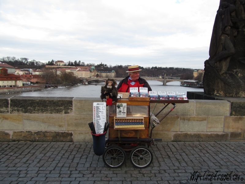 Шарманщик на Карловом мосту в Праге