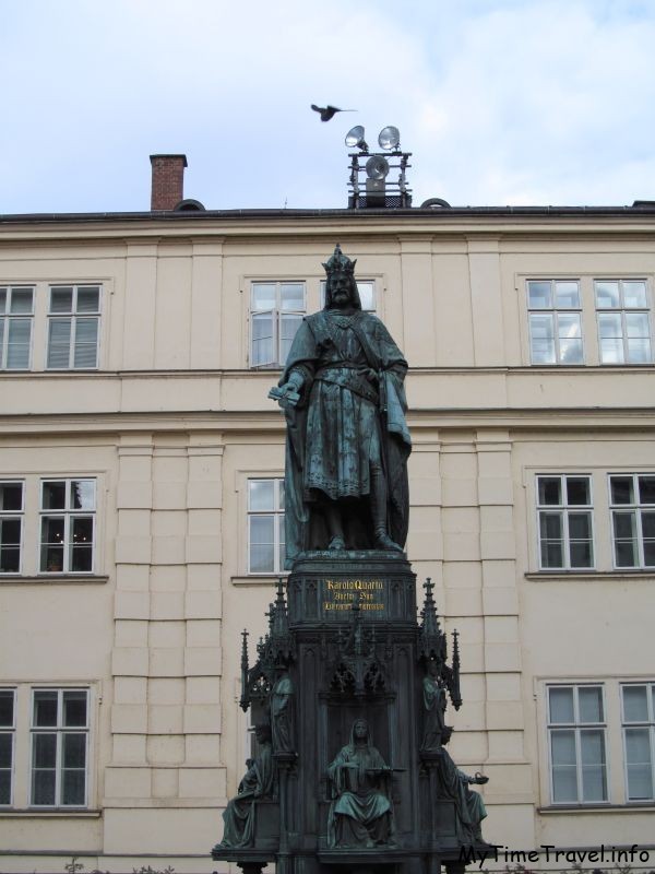 Памятник Карлу IV возле Карлова моста
