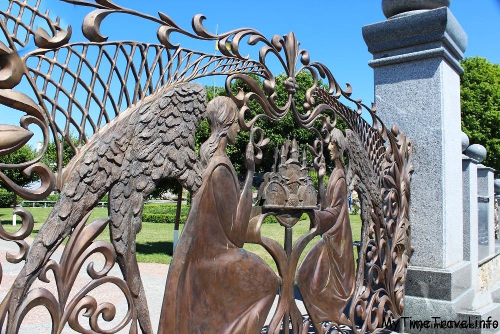 Кованные ворота в парк Буки