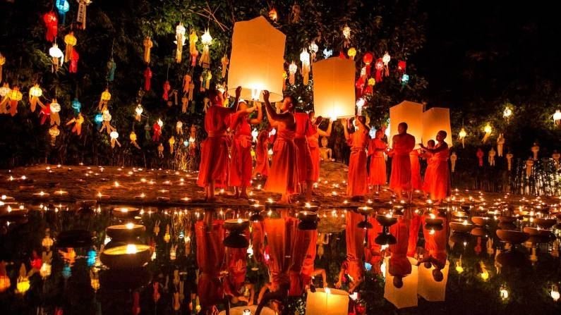 Кхом Лои - фестиваль бумажных фонариков в Таиланде