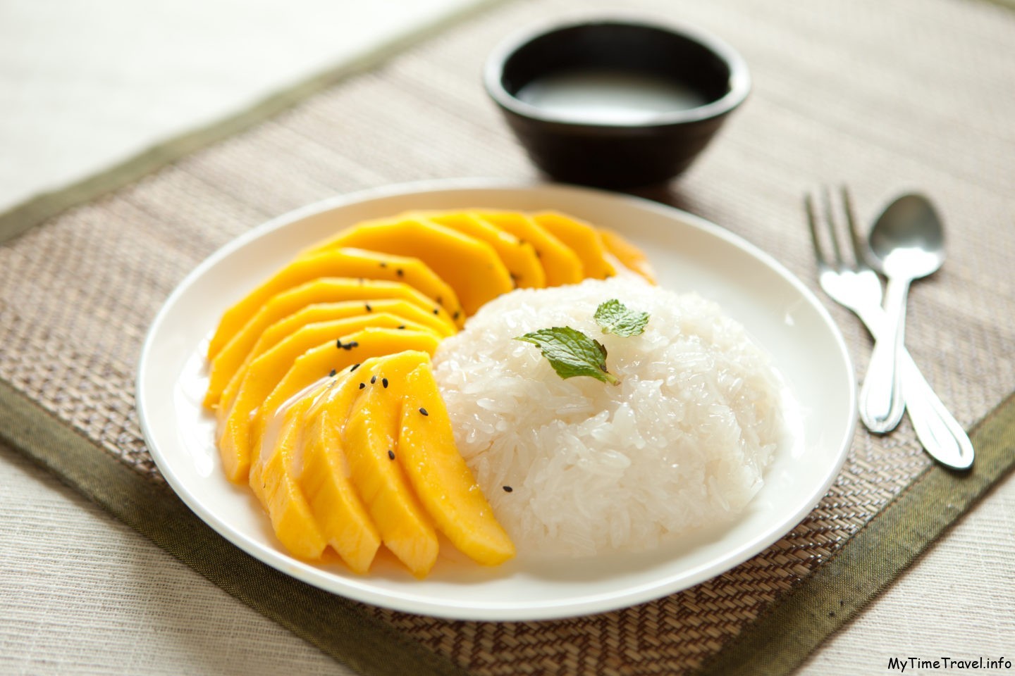 Сладкий рис с манго и кокосовым молоком