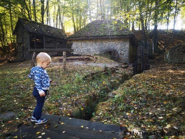 Ребенок на фоне водяной мельницы