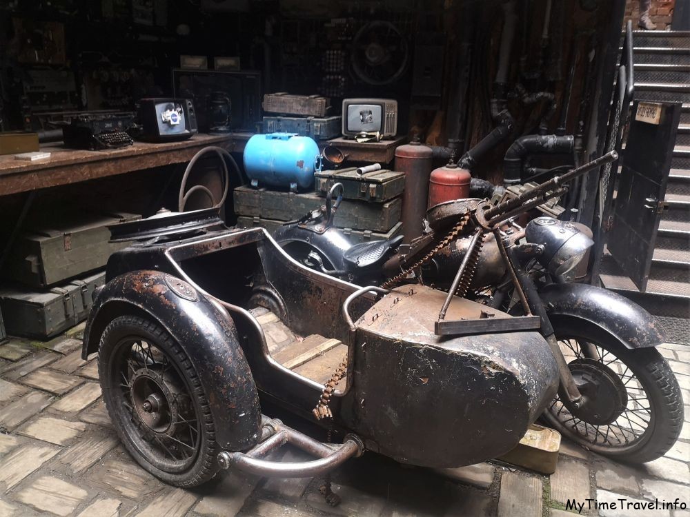 Старый мотоцикл времен второй мировой войны