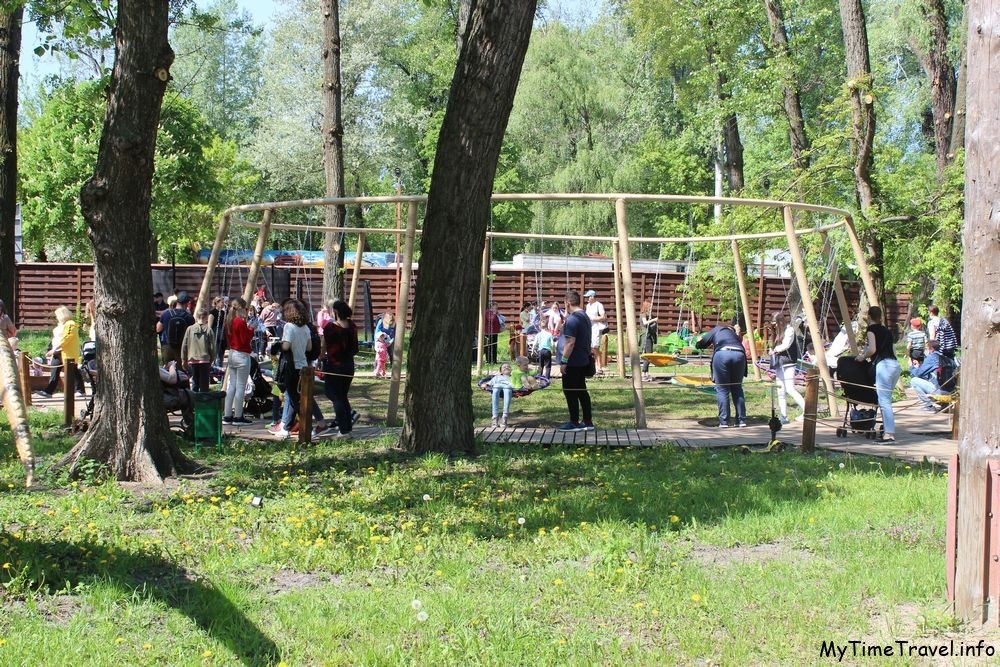 Зона качелей в парке динозавров