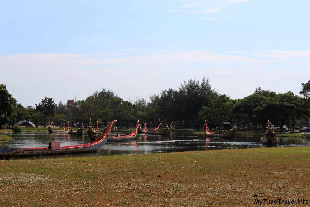 Озеро с лодками в Древнем Сиаме