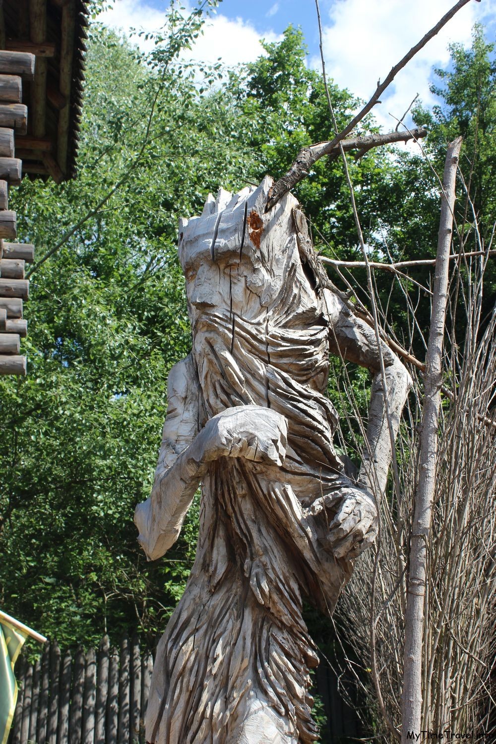 Скульптура друида из дерева