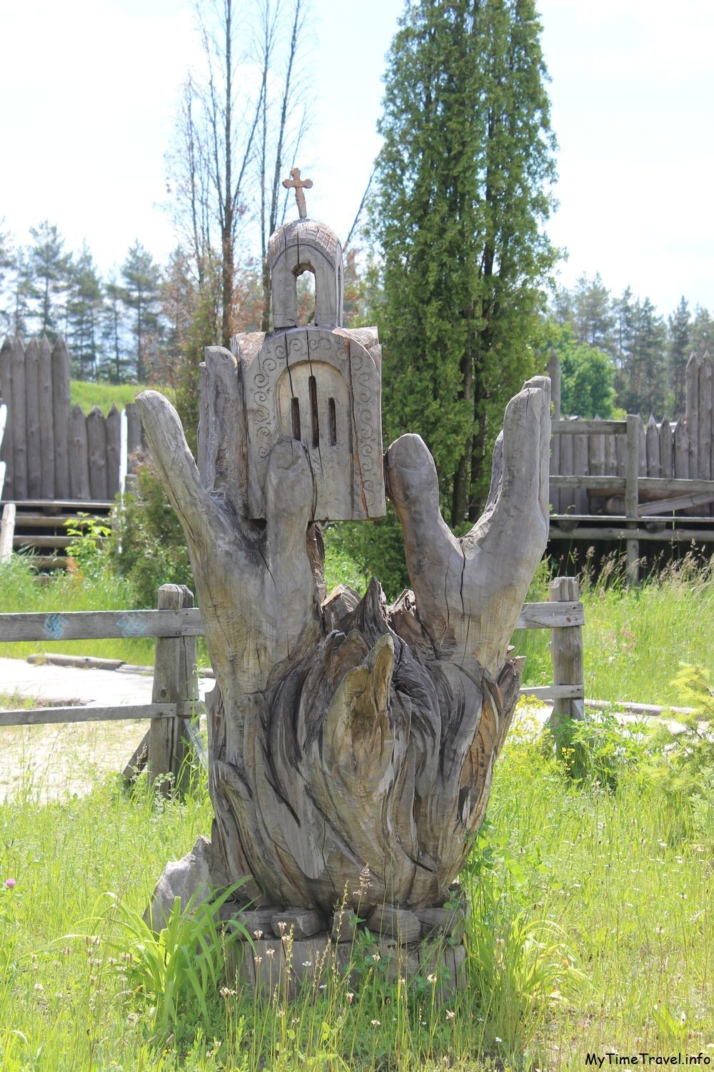 Скульптура руки держат церковь