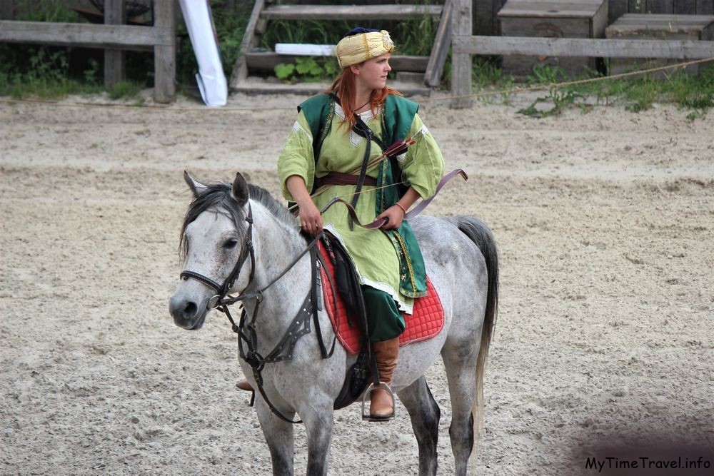 Девушка в татарском костюме на лошади