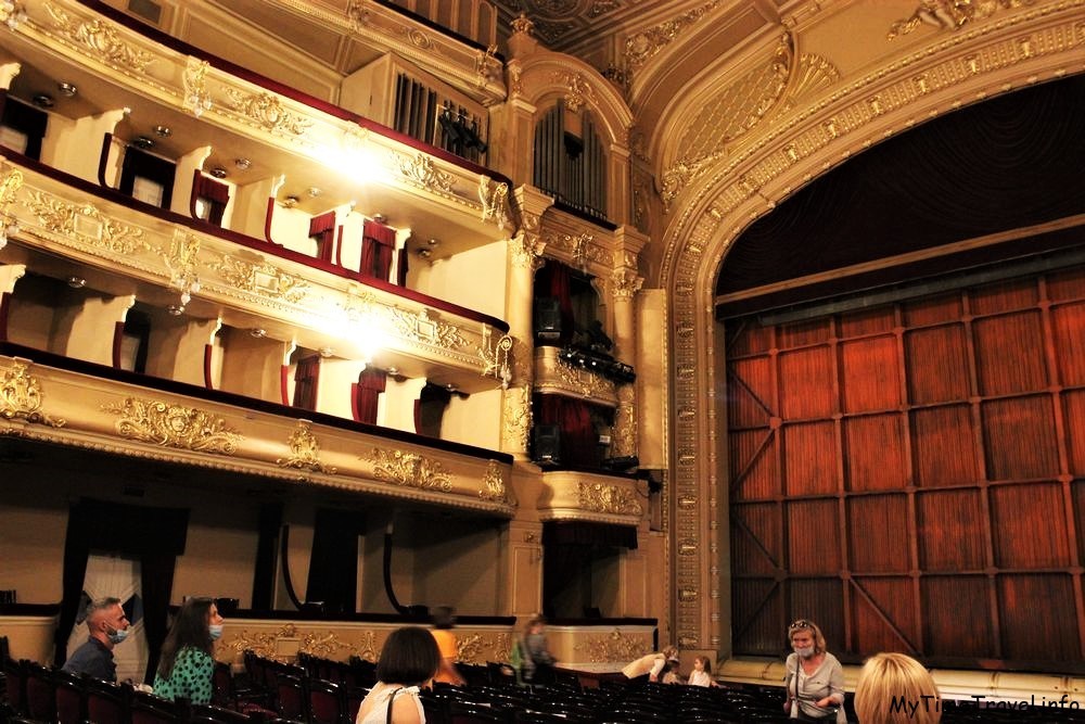 Интерьер оперного театра в Киеве