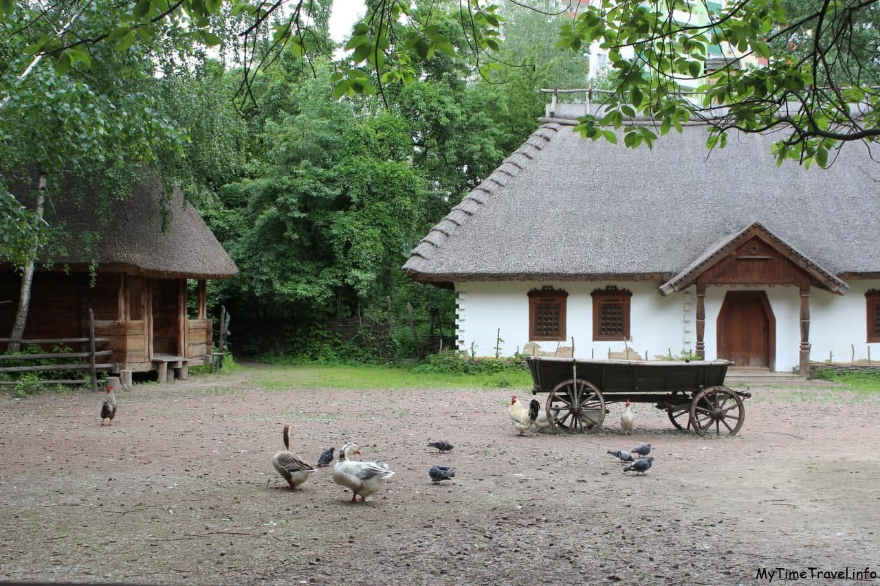 Украинская хата XIII века в парке Мамаева слобода