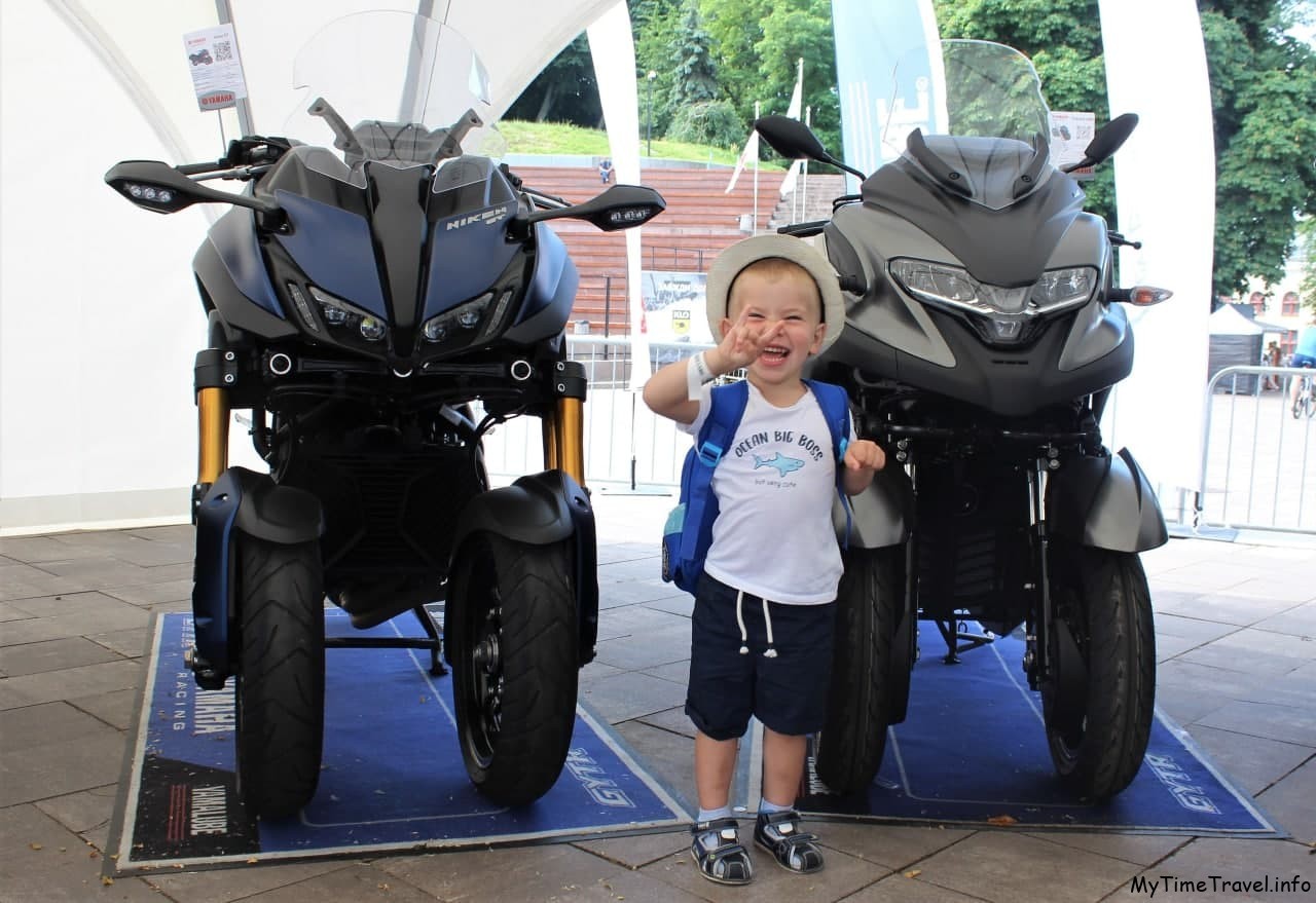 Мальчик на фоне мотоциклов
