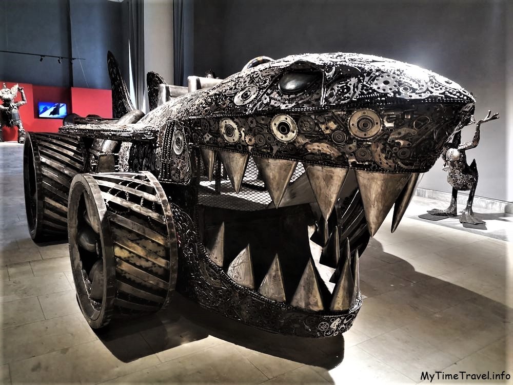 Акула из металлолома - выставка на ВХНХ в Киеве