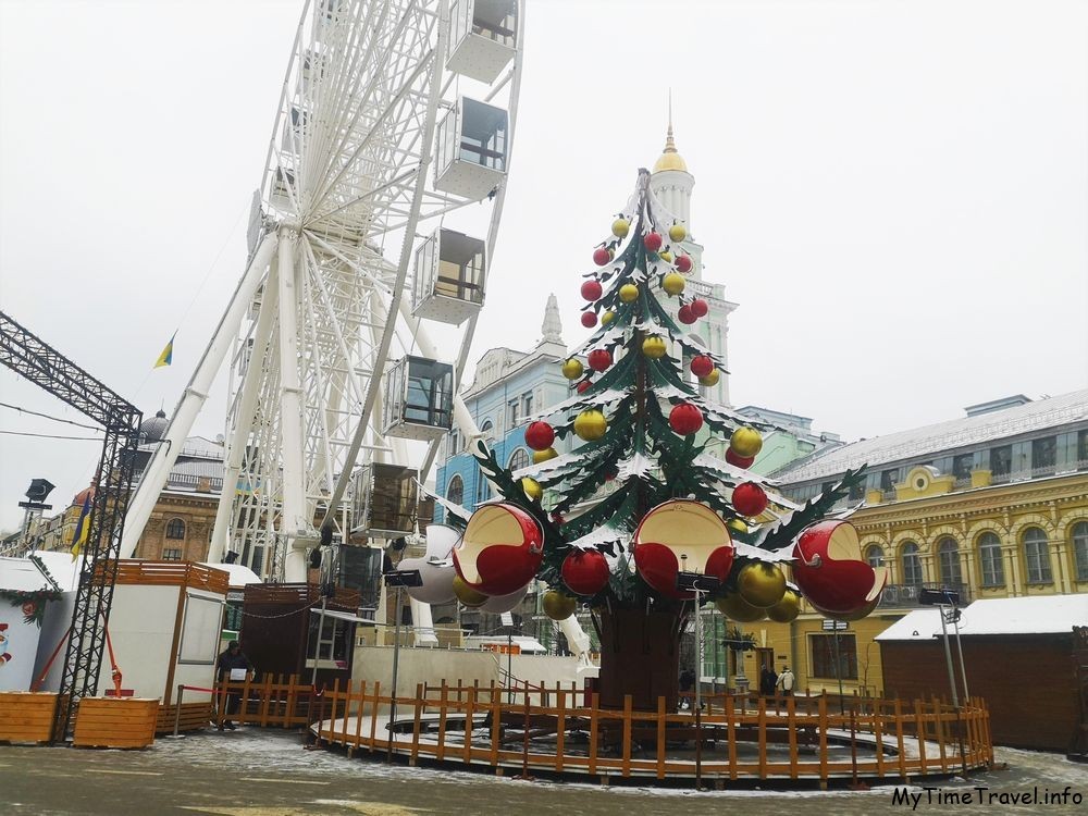 Карусель в виде ёлки на контрактовой площади в Киеве