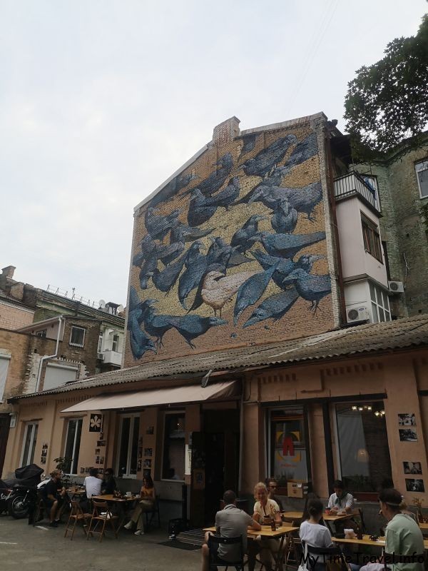 Кафе Каштан во дворике в воронами в Киеве