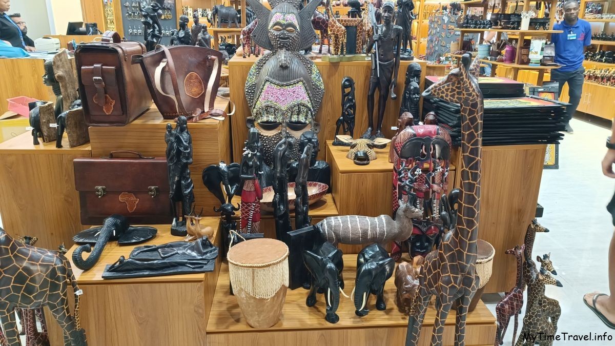 Маски и статуэтки из дерева из Занзибара