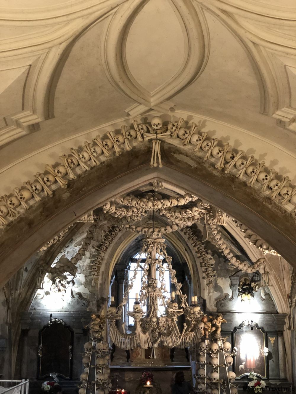 Люстра из человеческих костей