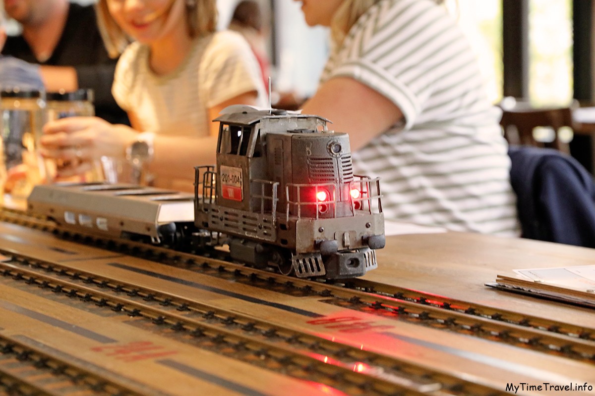Ресторан Výtopna в Праге с железной дорогой и поездами