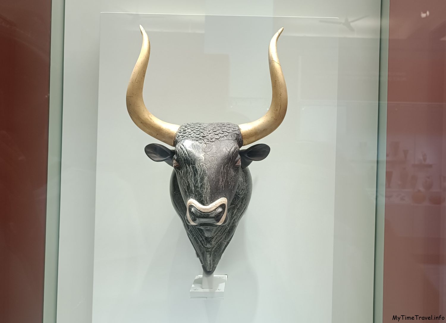 ритон в виде реалистичной головы быка