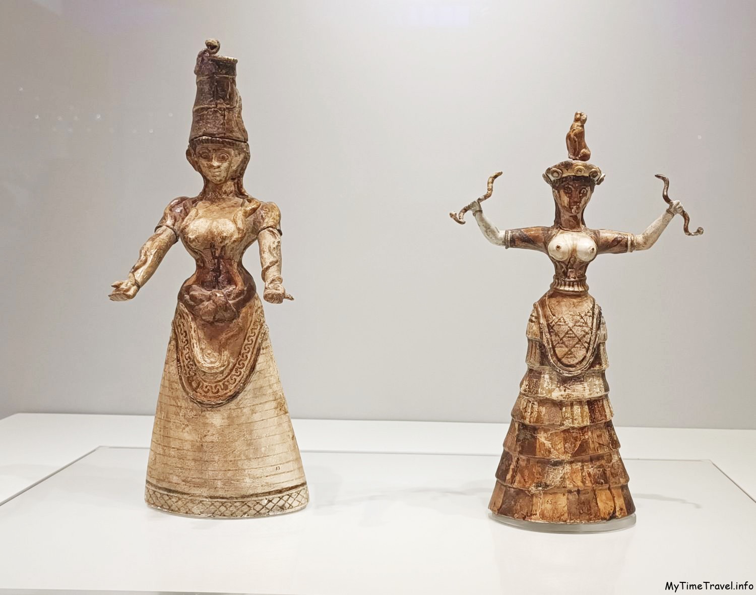 Статуэтка богини со змеями