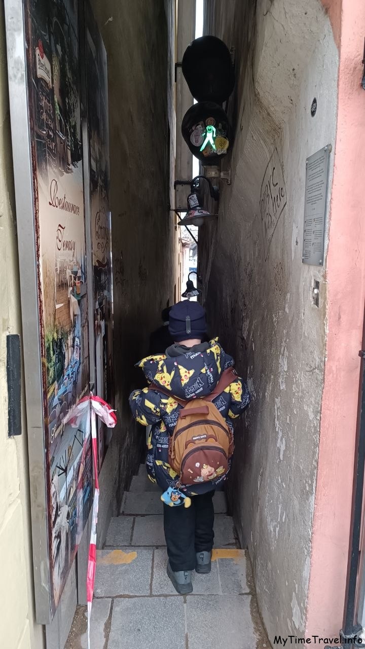 Самая узкая улица в Праге