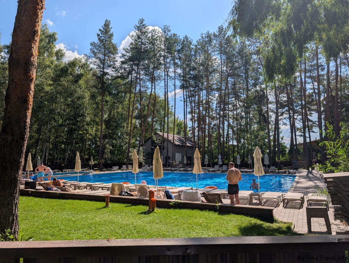 Бассейн недалеко от Киева