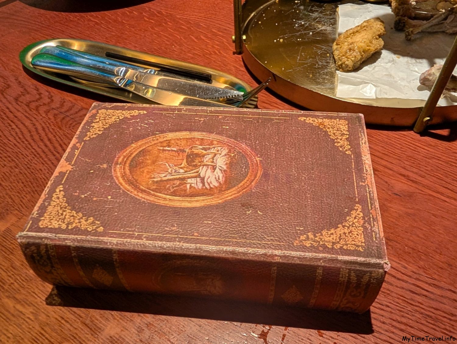 Десерт с подачей в книге